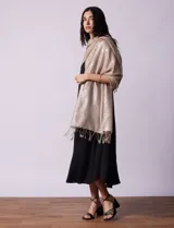 Pashmina color beige de gasa plisada con detalles de lurex plateado y flecos.