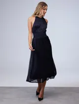 Vestido midi de gasa lurex color azul con cintura elastizada y espalda con escote. Tiene forro interno a tono.