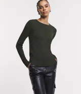 Suéter de punto color verde, con cuello barco, mangas largas y textura acanalada.