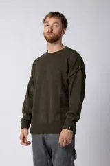 Sweater negro de tejido de punto grueso, corte holgado y cuello redondo.