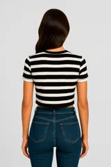 Remera corta negra de algodón, con cuello redondo y mangas cortas.