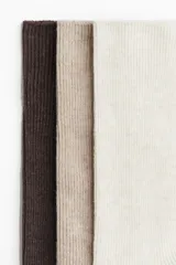 Pack de tres pares de medias de caña media en tejido acanalado, color marrón oscuro, beige y blanco.