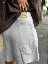 Short de lino color beige, de calce perfecto y con detalles de pespuntes en contraste.
