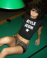 Remera negra de algodón con la frase "STYLE ICON" y una estrella estampadas en blanco.