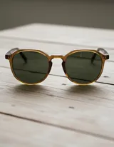 Lentes de sol con armazón geométrico color mostaza y lentes verdes polarizadas.