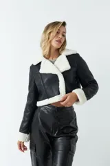 Campera corta de cuero sintético color marrón con interior y detalles de corderito color beige.