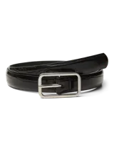 Cinturón negro con textura símil cuero de cocodrilo y hebilla rectangular plateada.