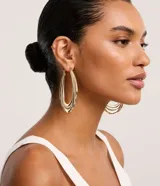 Aros maxi triples con textura de serpiente, color dorado, confeccionados en metal reciclado y cierre de tornillo.