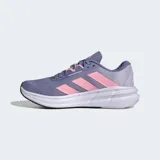 Championes Adidas Questar 3 de running color lila con detalles en rosa y suela blanca.