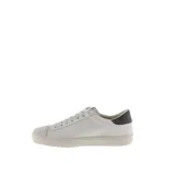 Zapatillas urbanas Victoria modelo Berlín, color blanco con logo lateral en negro, puntera en gris y talón en negro.