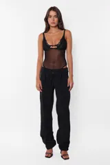 Body negro de microtul con corpiño de encaje, espalda descubierta y broches snap en la entrepierna.