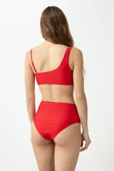 Bikini bottom de corte clásico, color rojo.