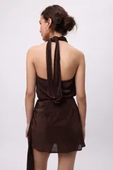 Top marrón con tiras en el cuello para regular el drapeado, confeccionado en tela plisada.