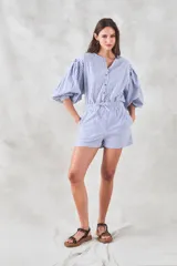 Camisa de algodón con rayas celestes y blancas, de corte al cuerpo y manga 3/4.