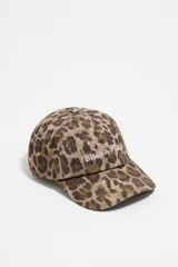 Gorra de béisbol con estampado de leopardo en tonos grises y negros. Presenta un bordado frontal en color celeste claro.