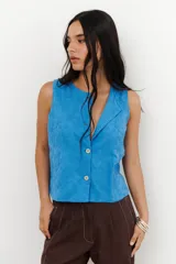 Musculosa azul con bordado floral, escote en V y cierre frontal con botones.