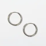 Par de aros tipo argolla plateados, de acero quirúrgico.