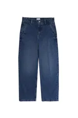 Pantalón jean azul oscuro de corte ancho, estilo skater, con cierre de cremallera y botón, y cuatro bolsillos.