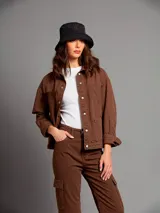 Sobrecamisa marrón de mangas largas con bolsillos frontales y cierre con botones metálicos.