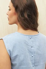 Top color beige de lino, sin mangas y corte recto.