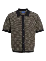 Polo de punto negro con rayas horizontales color arena, cuello tipo polo negro, manga corta y cierre frontal con botones.