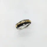 Anillo de plata con detalles en oro y circonias. Diseño con banda central dorada y detalles de circonias en los bordes.
