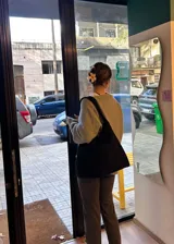 Bolso de hombro grande de gamuza negra con forro de ecocuero.