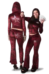 Conjunto deportivo de terciopelo con estampado animal print en tonos rojo y negro. Incluye campera con cierre y capucha, y pantalón acampanado.