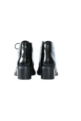 Botines negros de cuero charol con cordones frontales y tacón bloque de 6 cm.