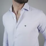 Camisa celeste de vestir, de corte clásico y manga larga.