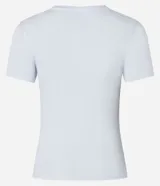 Remera deportiva blanca ajustada de microfibra, con cuello redondo y mangas cortas.