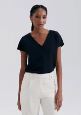 Blusa de lino color negro, de corte regular y manga corta, con escote en V.