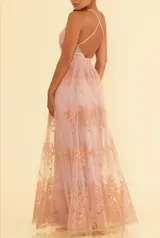 Vestido largo color crema con breteles finos, escote en V pronunciado y falda de tul con bordado floral.