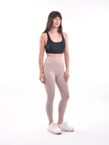 Calza larga color beige, de tiro alto y calce ajustado.