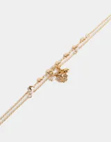 Collar corto doble dorado con dijes de corazones y ramillete de corazones.