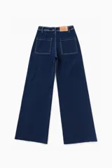 Pantalón de jean azul oscuro, corte wide leg, con cintura alta y terminación desflecada.