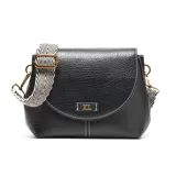 Bandolera pequeña de material exterior PU color negro, con solapa frontal curva y cierre superior interno. Presenta un bolsillo interno con cierre. Incluye correa larga regulable y desmontable. El herraje frontal es metálico dorado con el logo XL grabado.