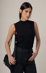 Musculosa negra con cuello alto y detalle de botones decorativos en el lateral.