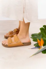 Sandalias bajas color cuero, con dos tiras anchas ajustables con hebilla y plantilla anatómica.