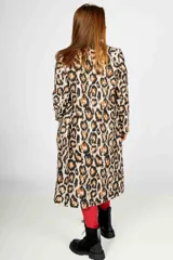 Tapado largo de paño con estampado de leopardo, con cuello solapa y cierre frontal con botones.