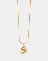 Cadena dorada con dije de corazón calado con incrustaciones de perlas.