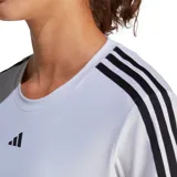 Remera Adidas Aeroready Train Essentials de mujer, color blanco con logo negro y tres tiras negras en los hombros.