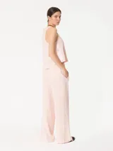 Pantalón negro de satén doble, de pata ancha y cintura elastizada.