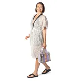 Kimono blanco traslúcido con estampado de cebra, mangas cortas con pompones y lazo en la cintura.