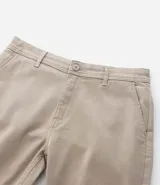 Pantalón skinny de sarga color gris, con cierre de botón y cremallera, cintura con trabillas y bolsillos.