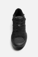Zapatillas de skate negras con detalles en denim y cuero serraje.