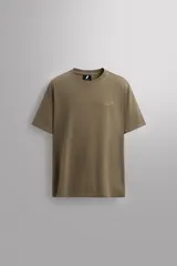 Camiseta lila de algodón con cuello redondo, manga corta, corte relaxed fit y estampado gráfico en el pecho.