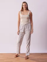 Pantalón de lino color gris claro, marca Cable & Gauge. Tiene pretina ancha elastizada con lazo de ajuste, bolsillos delanteros y ruedo con botamanga.