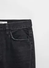 Pantalón de jean negro de corte recto, tiro medio, con cinco bolsillos, trabillas y cierre de cremallera con botón.