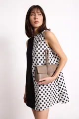 Vestido corto con escote recto, diseño color block en verde claro y marrón, sin mangas y con bolsillos laterales ocultos.